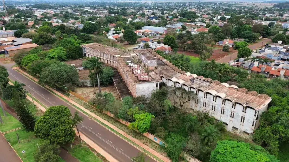 Vista aérea do prédio do Dourados Park Hotel desativado, com a palavra HOTEL ainda na parede