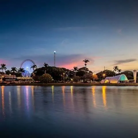 Lagoa da Pampulha ao pôr do sol, com os prédios de Belo Horizonte ao fundo
