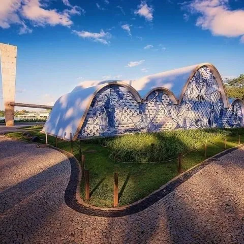 Estrutura curva de vidro e pedra em mirante de Belo Horizonte