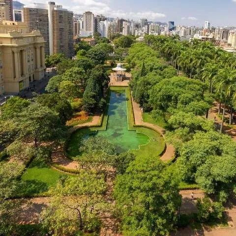 Vista aérea de Belo Horizonte com a serra ao fundo