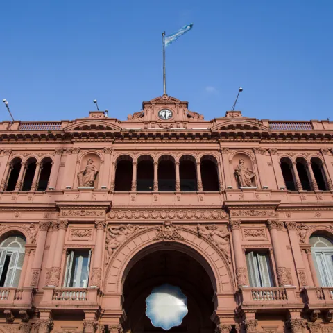 Casa Rosada vista da Plaza de Mayo, com a fachada rosa e as arcadas