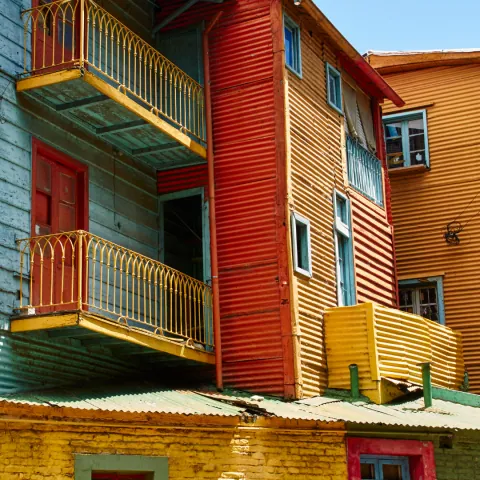 Casas de chapa pintadas em cores fortes, no Caminito, bairro da Boca