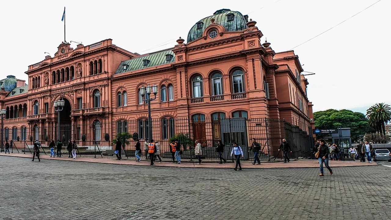 Fachada rosa da Casa Rosada, em Buenos Aires, vista da praça