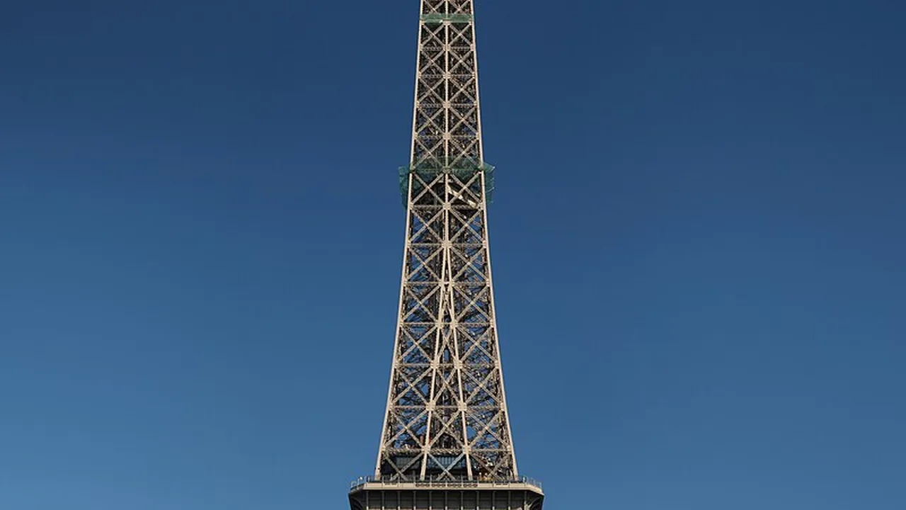Torre Eiffel vista de baixo contra o céu claro