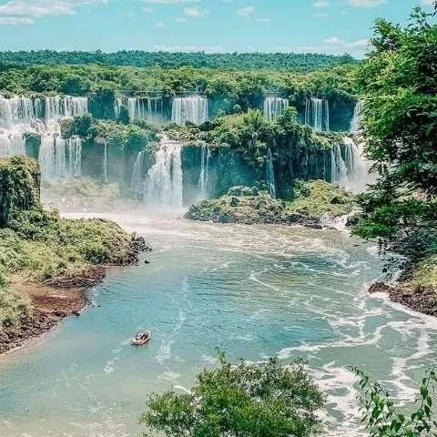 Quedas d'água das Cataratas do Iguaçu vistas de cima, em meio à mata