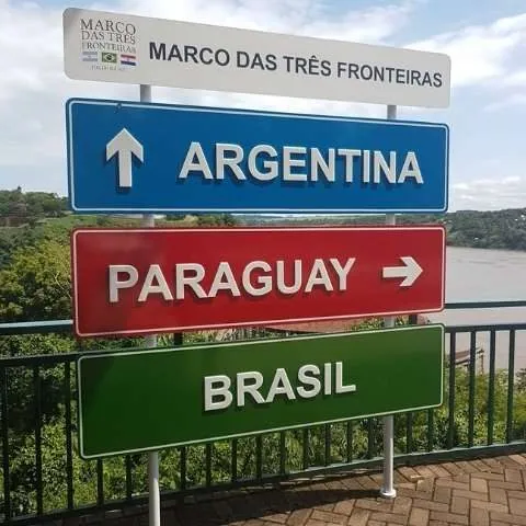Placa do Marco das Três Fronteiras indicando Argentina, Paraguai e Brasil