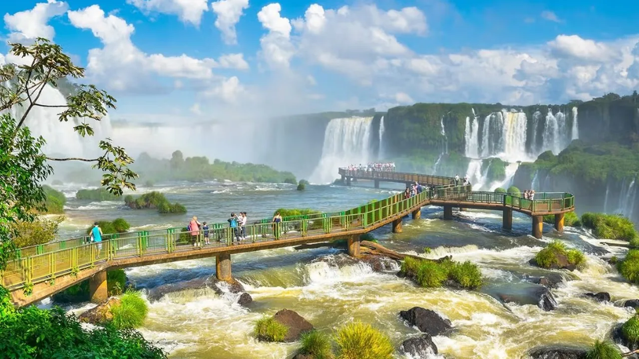 Cataratas do Iguaçu vistas da passarela, com várias quedas d'água ao fundo