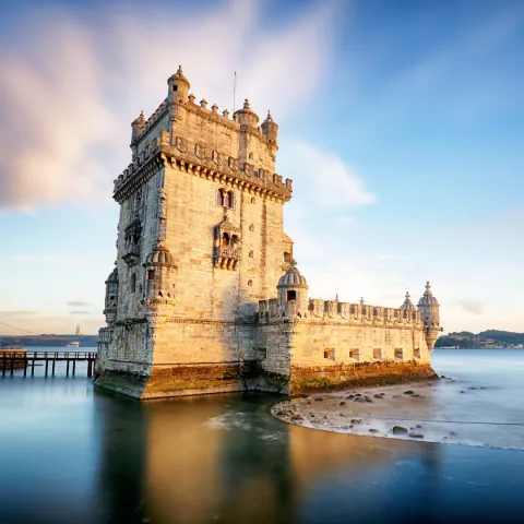 Torre de Belém refletida na água do Tejo, ao entardecer