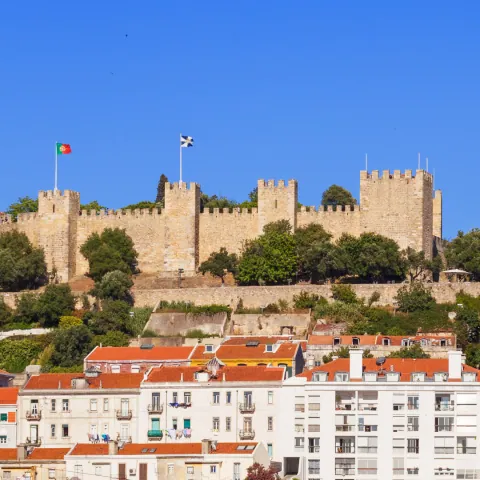 Muralhas do castelo sobre os telhados de Lisboa