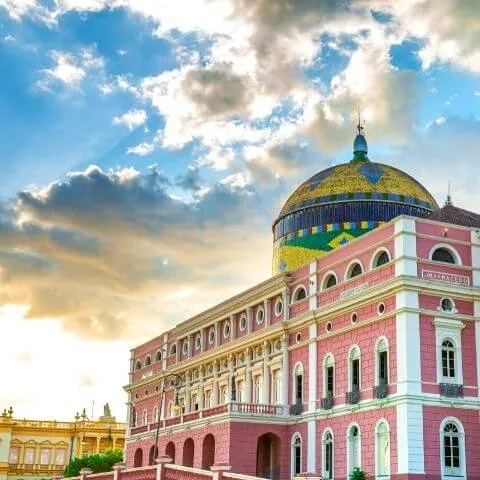 Fachada do Teatro Amazonas, em Manaus, em tons de rosa e branco