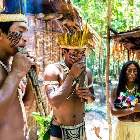 Apresentação cultural com figurinos e adornos típicos da região