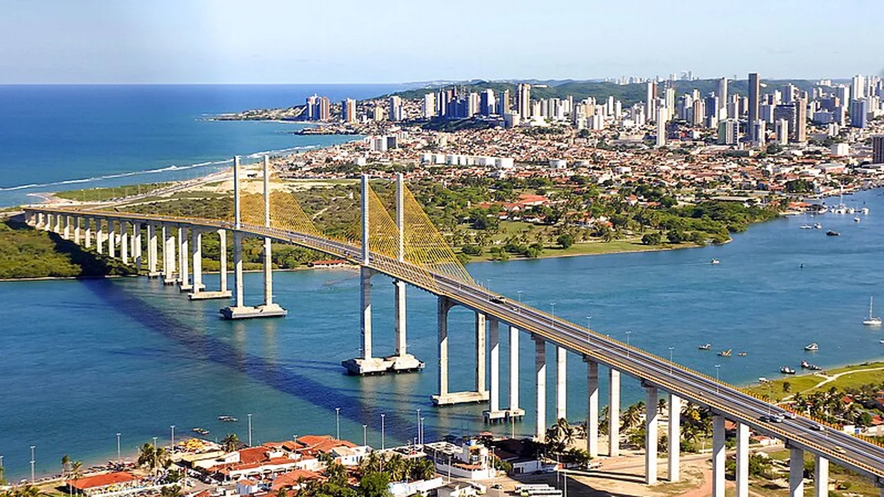 Ponte estaiada de Natal sobre o rio, com a cidade e o mar ao fundo