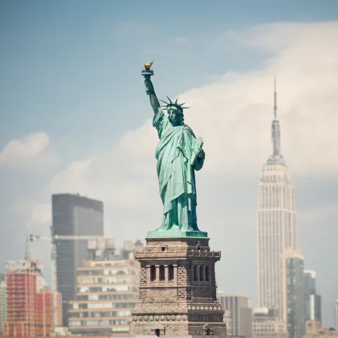 Estátua da Liberdade com prédios de Manhattan ao fundo