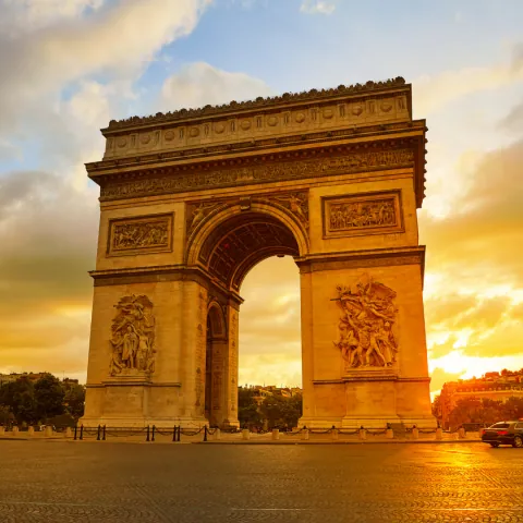 Arco do Triunfo visto de frente, ao entardecer