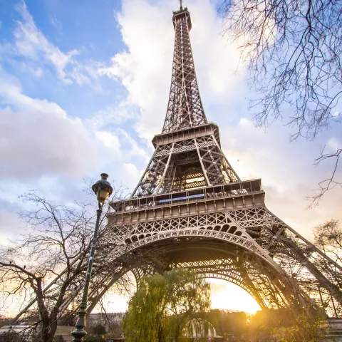 Torre Eiffel vista de baixo, com a estrutura de ferro em detalhe