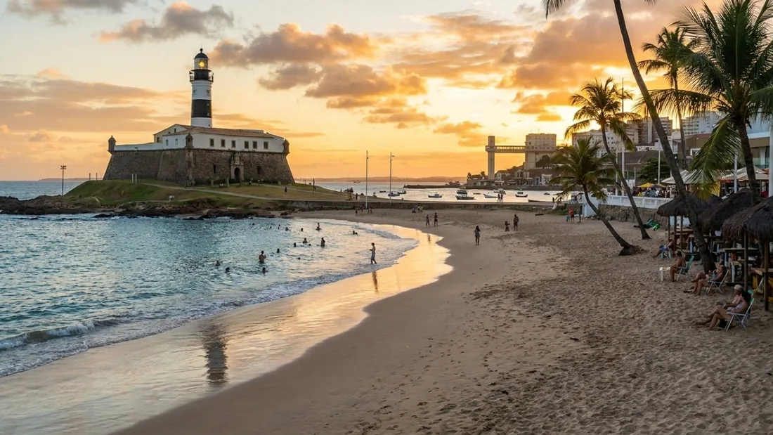 Praia do Farol da Barra em Salvador, com o farol ao fundo no fim da tarde