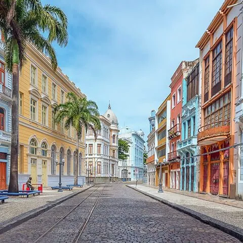 Rua histórica do Recife Antigo com casarios coloridos