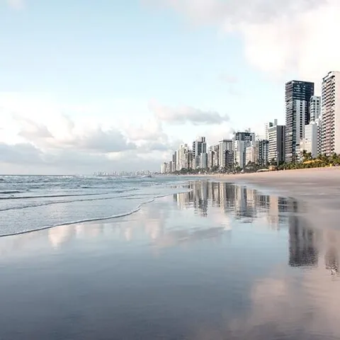 Orla do Recife com o mar e a cidade ao fundo