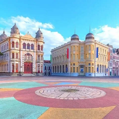 Praça do Marco Zero, no Recife Antigo, com o mosaico no chão e casarios coloridos