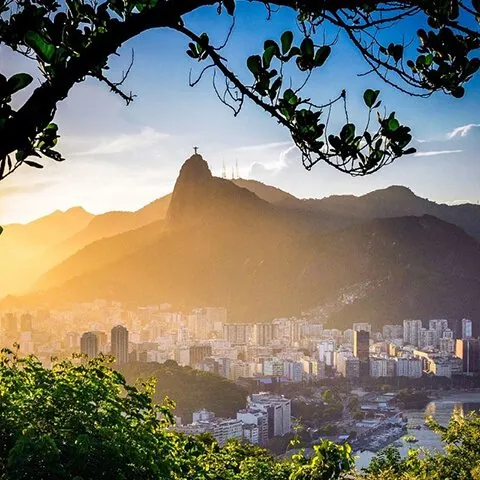 Cristo Redentor no alto do Corcovado ao entardecer, com a cidade do Rio de Janeiro abaixo
