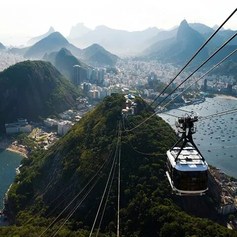 Bondinho do Pão de Açúcar suspenso nos cabos sobre a enseada de Botafogo