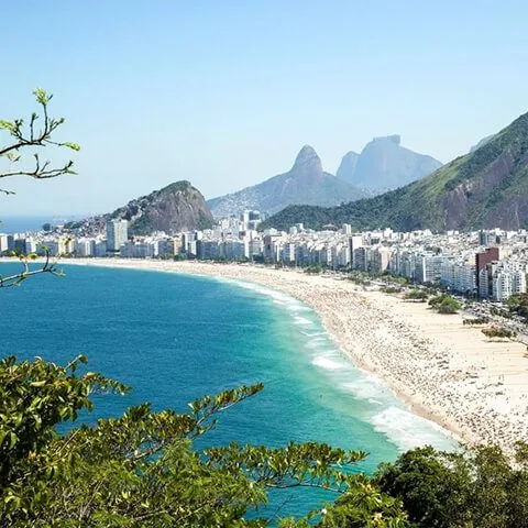 Curva da praia de Copacabana com o Morro Dois Irmãos ao fundo