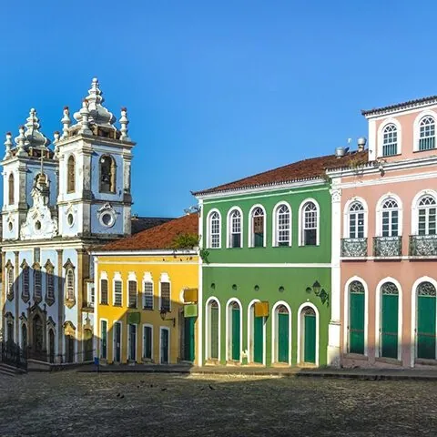 Casarios coloridos do Pelourinho, em Salvador, com uma igreja ao fundo