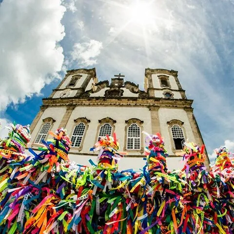 Fitas coloridas do Senhor do Bonfim amarradas em grade