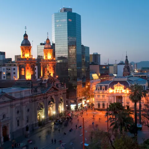 Prédios modernos de Santiago com uma igreja antiga em primeiro plano