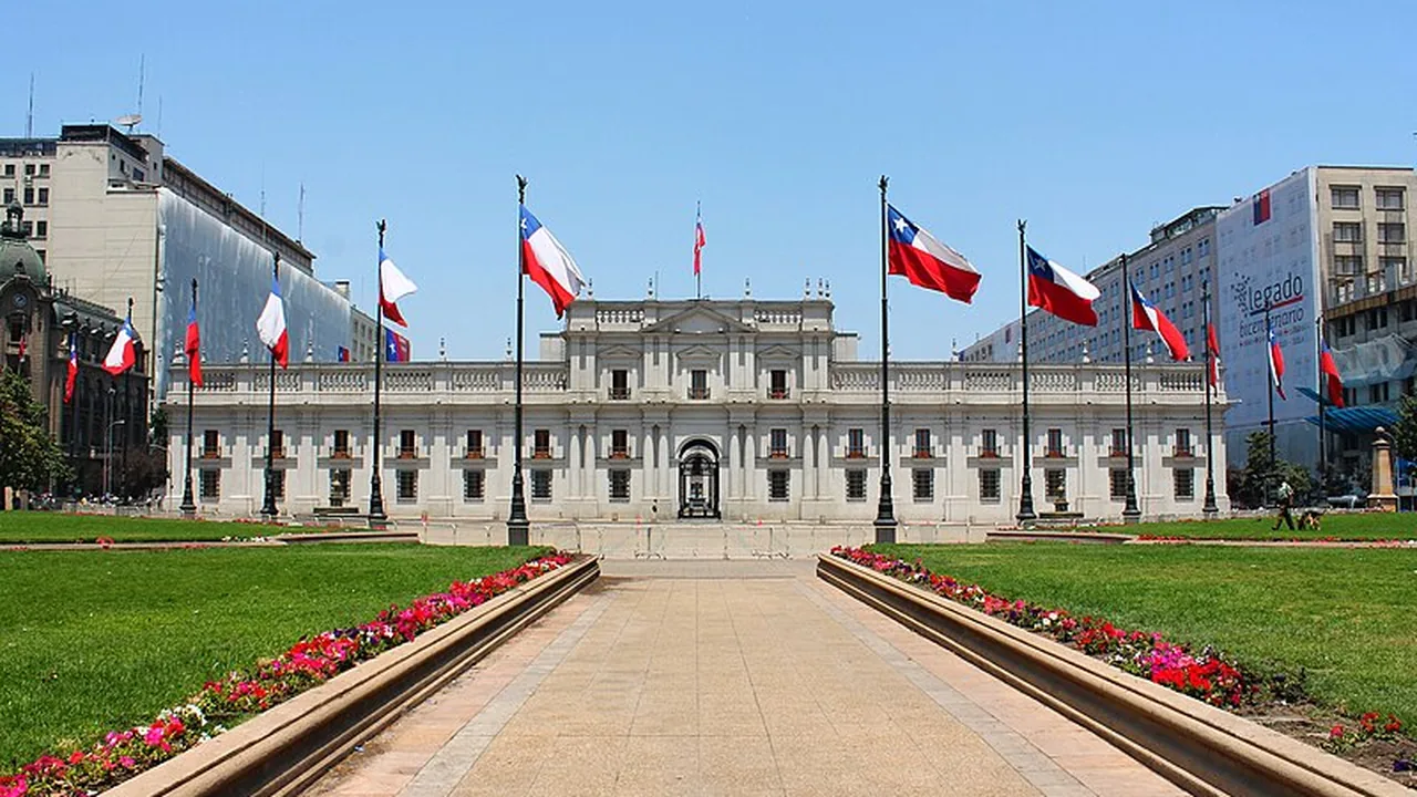 Palácio de La Moneda, em Santiago, visto do jardim com bandeiras do Chile