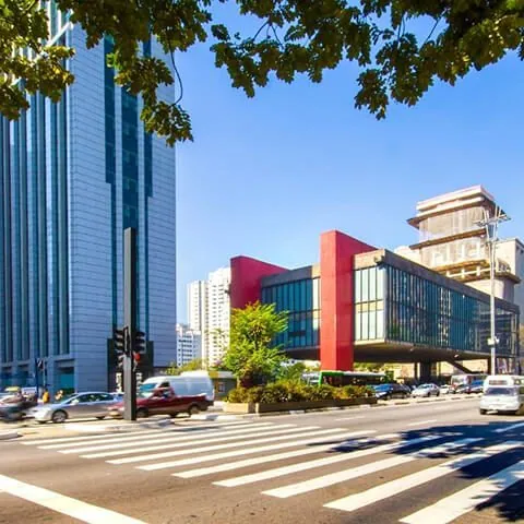 Vão livre do MASP, com as vigas vermelhas, visto da Avenida Paulista